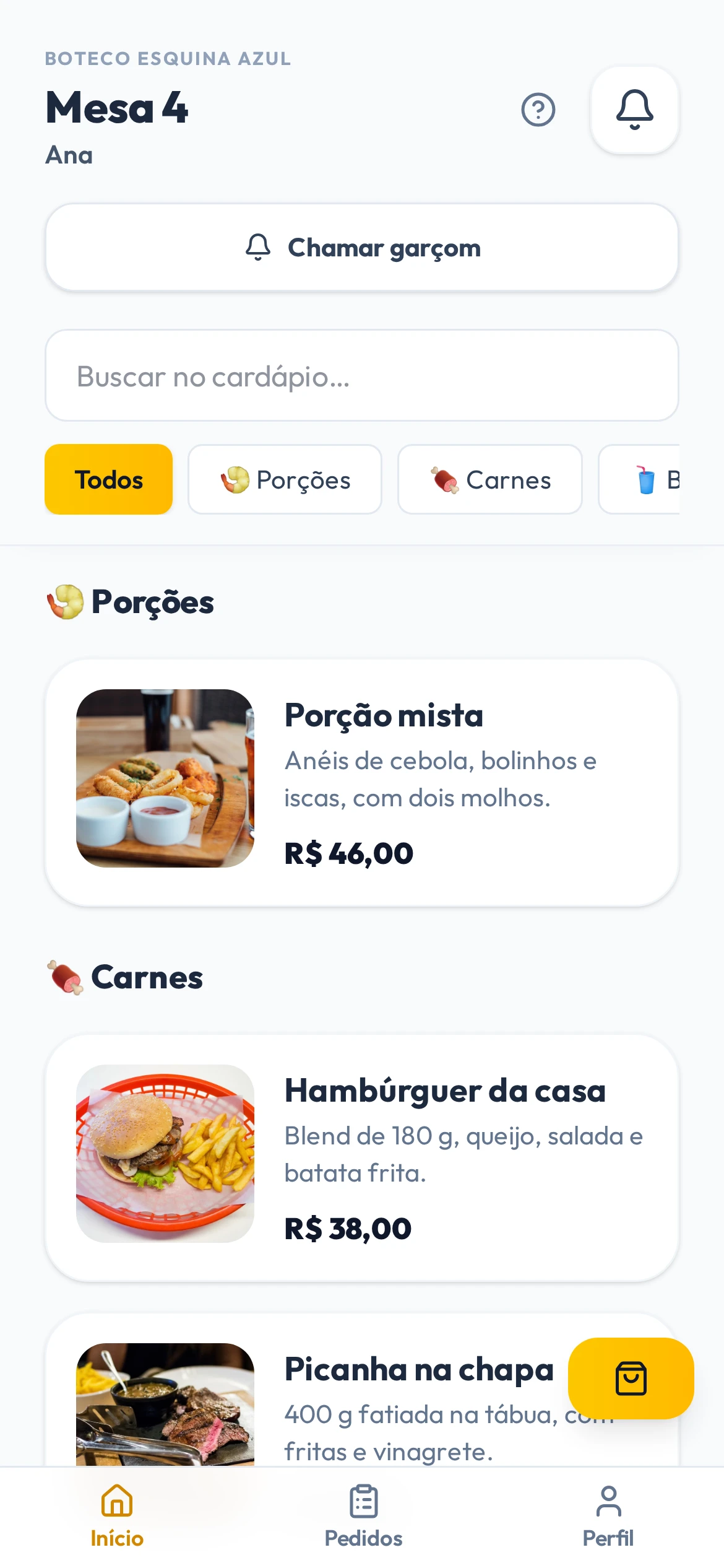 Cardápio da Mesa 4 no celular do cliente, com o botão Chamar garçom, a busca, as categorias e os produtos com foto e preço.